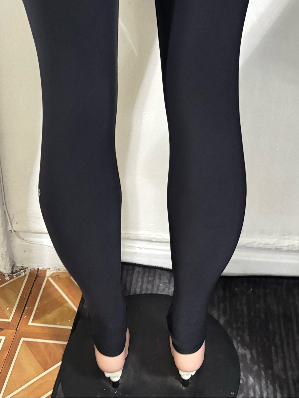 ALO YOGA Women’s High-Waist Airlift Black Leggings - Picture 9 of 14